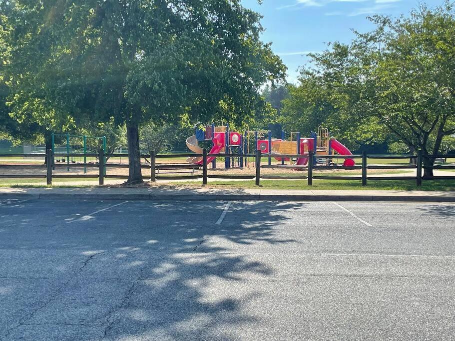 1 King/2queen Bd Next To Big Park *
